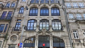 A historic building with ornate architectural details, including multiple balconies and large windows. - FLH Sá da Bandeira Luxury Apartment (Oporto)