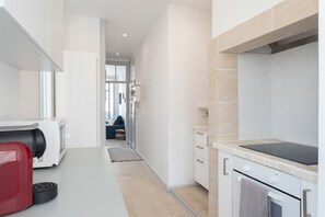 Frigorifero, microonde, forno, piano cottura