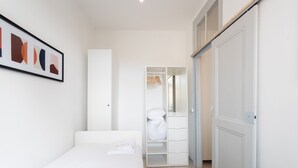 A bedroom with a bed, a wardrobe, and a closet. - FLH Lx Factory Charming Place (Lisbon)