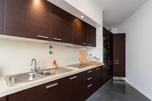 Kjøleskap, mikrobølgeovn, ovn og oppvaskmaskin