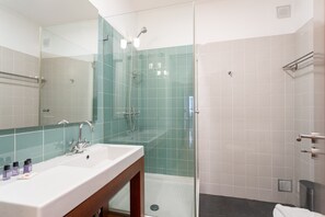 Banheira, secador de cabelo, toalhas de banho, shampoo