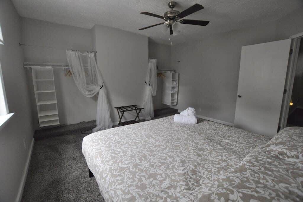 3 habitaciones, tabla de planchar con plancha, wifi y ropa de cama 