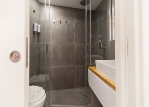 Shower, hair dryer, towels, shampoo