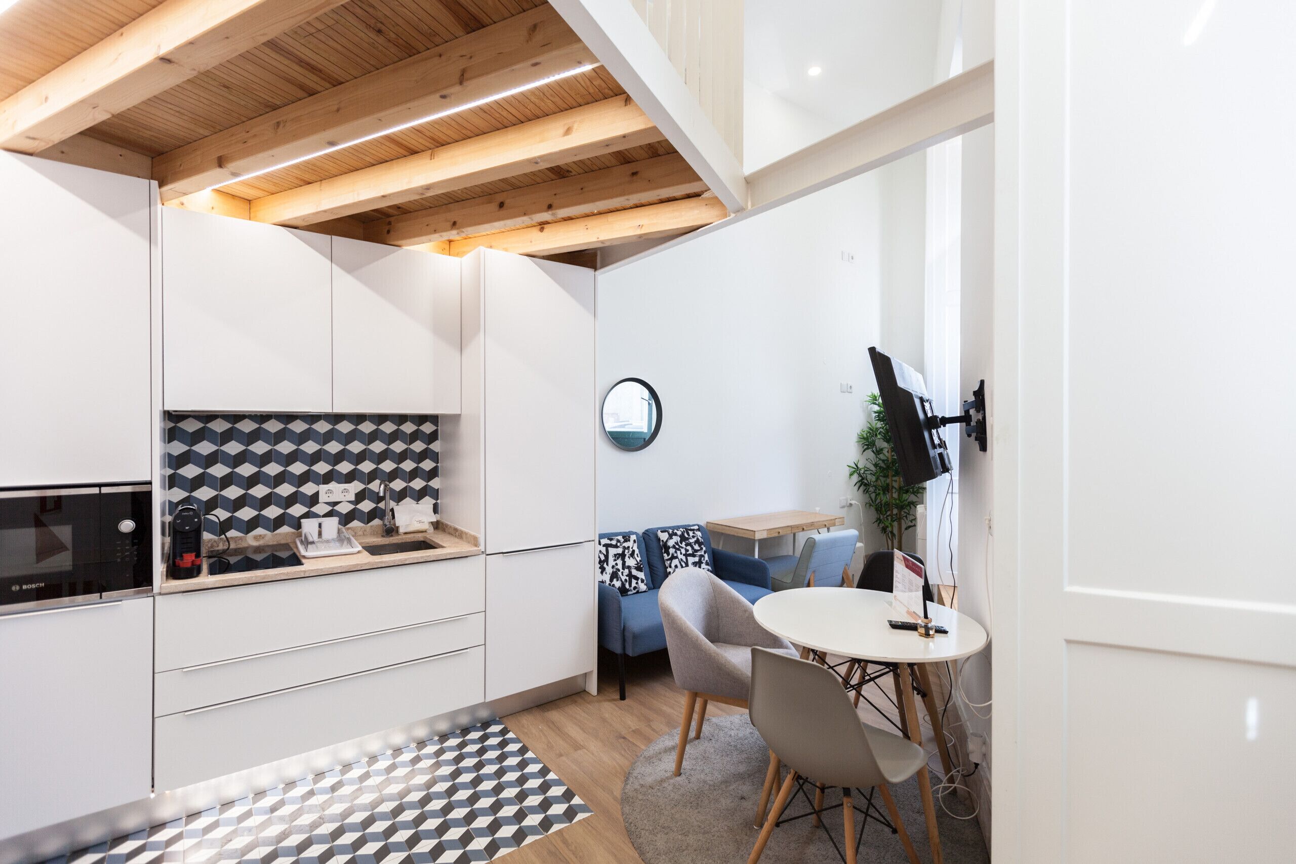 Kühlschrank, Mikrowelle, Herdplatte, Wasserkocher mit Kaffee-/Teezubehör