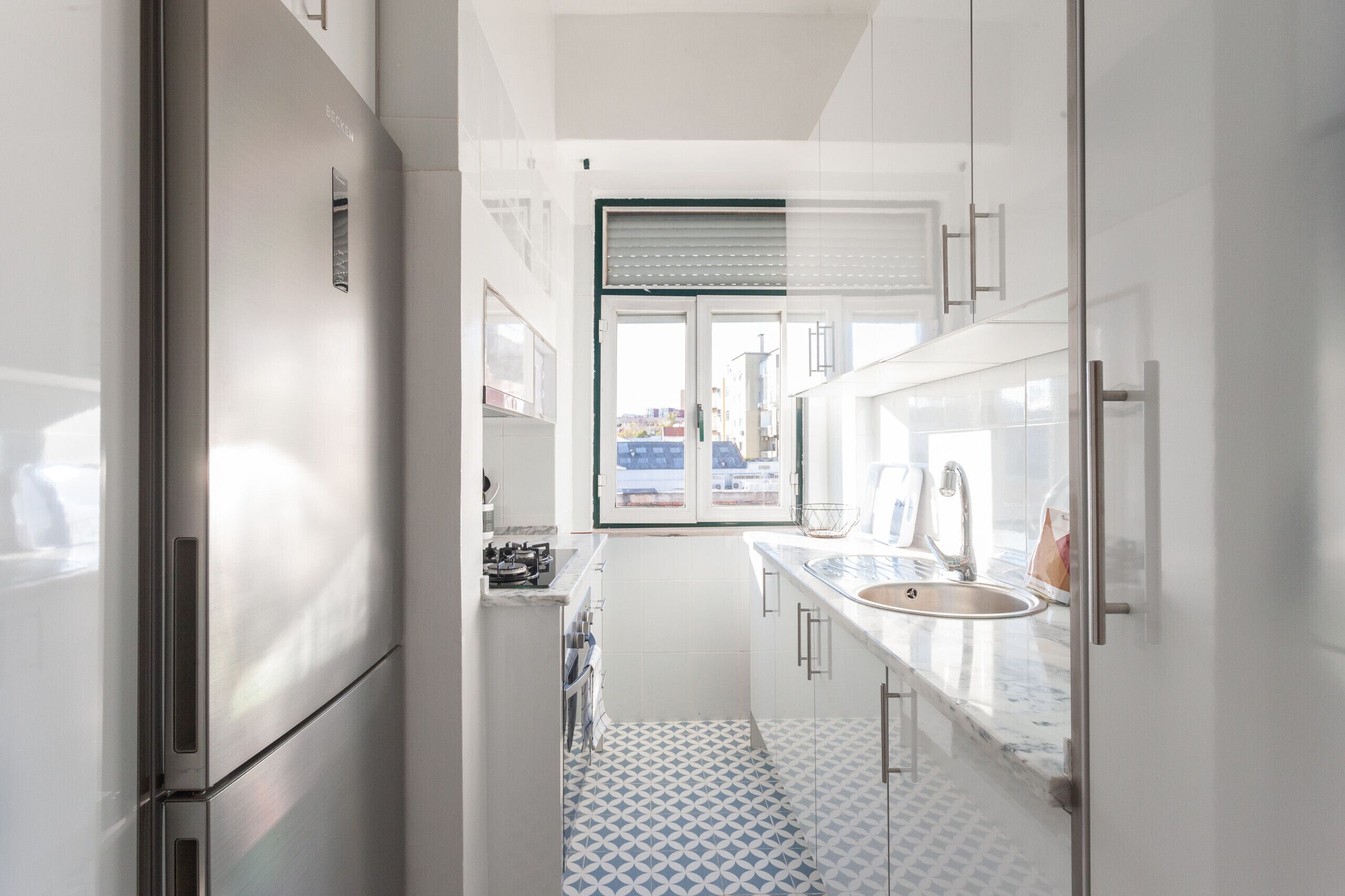 Frigorífico, microondas, horno y placa de cocina