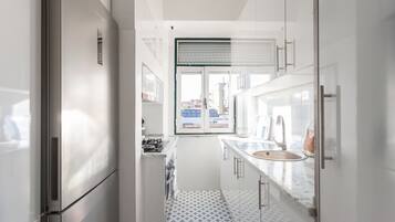 Frigorífico, microondas, horno y placa de cocina