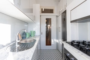 Refrigerador, microondas, horno y parrilla de estufa