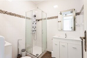 Douche, séchoir à cheveux, serviettes fournies