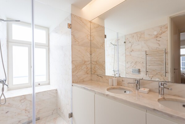 Een douche, een haardroger, handdoeken