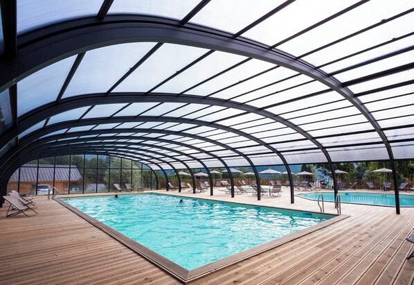Piscina interna, piscina externa sazonal, guarda-sóis, espreguiçadeiras