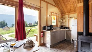 Deluxe Chalet | Private kitchen | Stovetop, coffee/tea maker, high chair, cookware/dishes/utensils