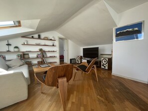 Smart-TV, Bücher, Stereoanlage