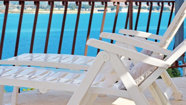 A white lounge chair with a view of the sea and mountains in the background. - RIA 2 - sea view 2+2 apt in Mastrinka, Trogir (Mastrinka)