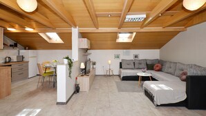 A modern loft-style room with a kitchen, dining area, and living space. - RIA 2 - sea view 2+2 apt in Mastrinka, Trogir (Mastrinka)