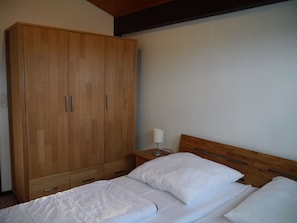 2 bedrooms, iron/ironing board, travel cot, free WiFi