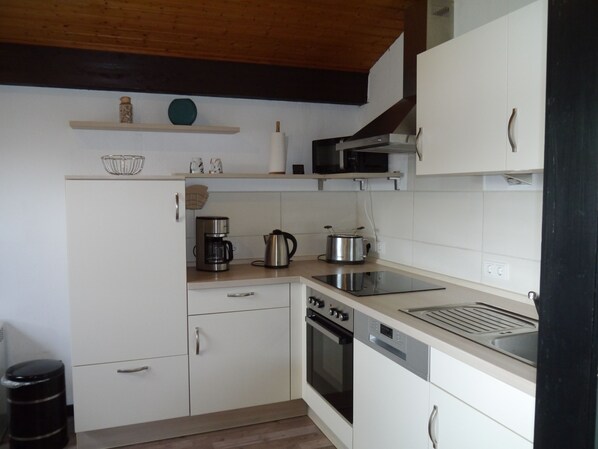 Fridge, microwave, oven, stovetop - Holiday house Wilhelmine near the dike (Fedderwardersiel, Budjadingen)