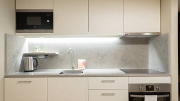 Jääkaappi, mikroaaltouuni, uuni, liesi