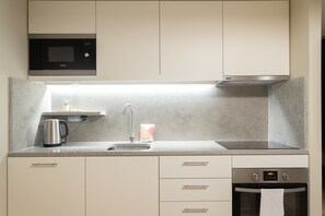 Réfrigérateur, micro-ondes, four, plaque de cuisson