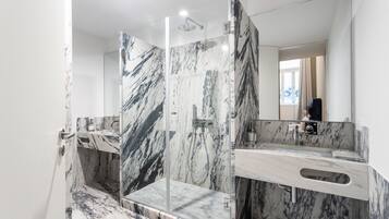 Dusche, Haartrockner, Handtücher