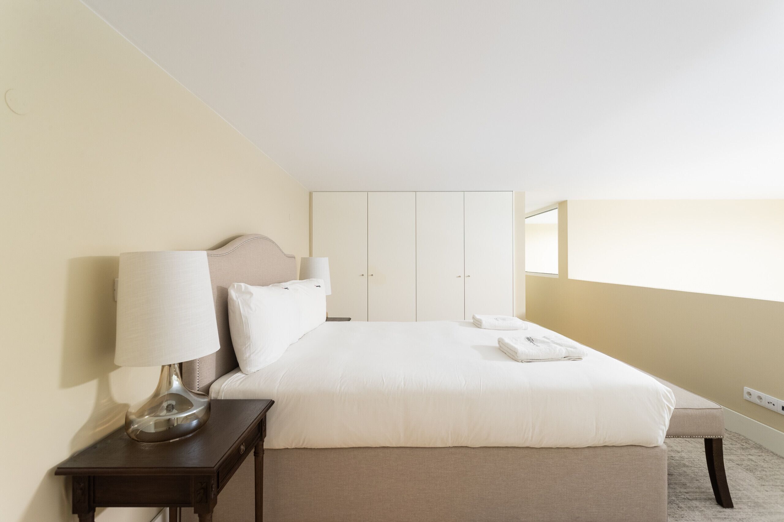 2 室のベッドルーム、アイロン / アイロン台、WiFi (無料)、ベッドシーツ