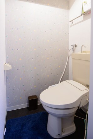 Condo (AM205) | Salle de bain | Ensemble baignoire-douche, articles de toilette (gratuits)