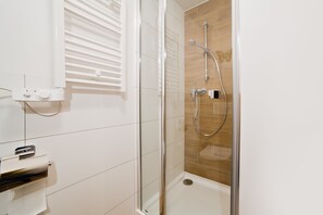 Deluxe Studio Suite | Bathroom shower - RentNice-Starter 3 (Wroclaw)