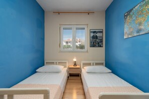 3 bedrooms, iron/ironing board, WiFi, bed sheets