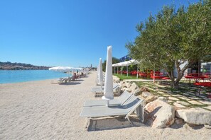 On the beach, sun-loungers - BEPINA 2- 3BDR app, 80m from beach in TROGIR (Trogir)