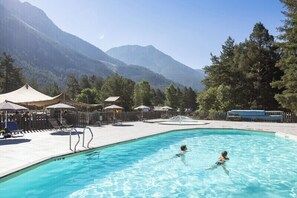 Seasonal outdoor pool, open 9:00 AM to 6:00 PM, pool umbrellas - Huttopia La Clarée (Montgenevre)