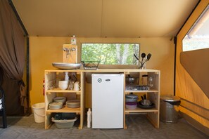 Tent | Privékitchenette | Een minikoelkast, een kookplaat, een koffiezetapparaat/waterkoker