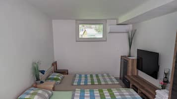 2 bedrooms, desk, WiFi