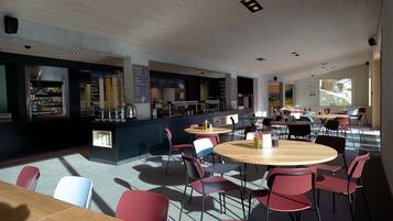 Café da manhã com buffet grátis todos os dias