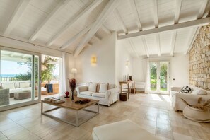 TV - VILLA GELSOMINO, 500 meters from the sea with garden, private pool, and sea view (Castiadas)