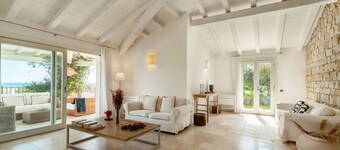 VILLA GELSOMINO, 500 meters from the sea with garden, private pool, and sea view