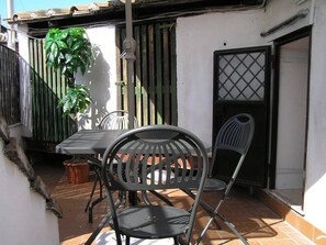 Outdoor dining - An Apartment In The Center Of Rome With A View On The Roofs And A Terrace (rome)