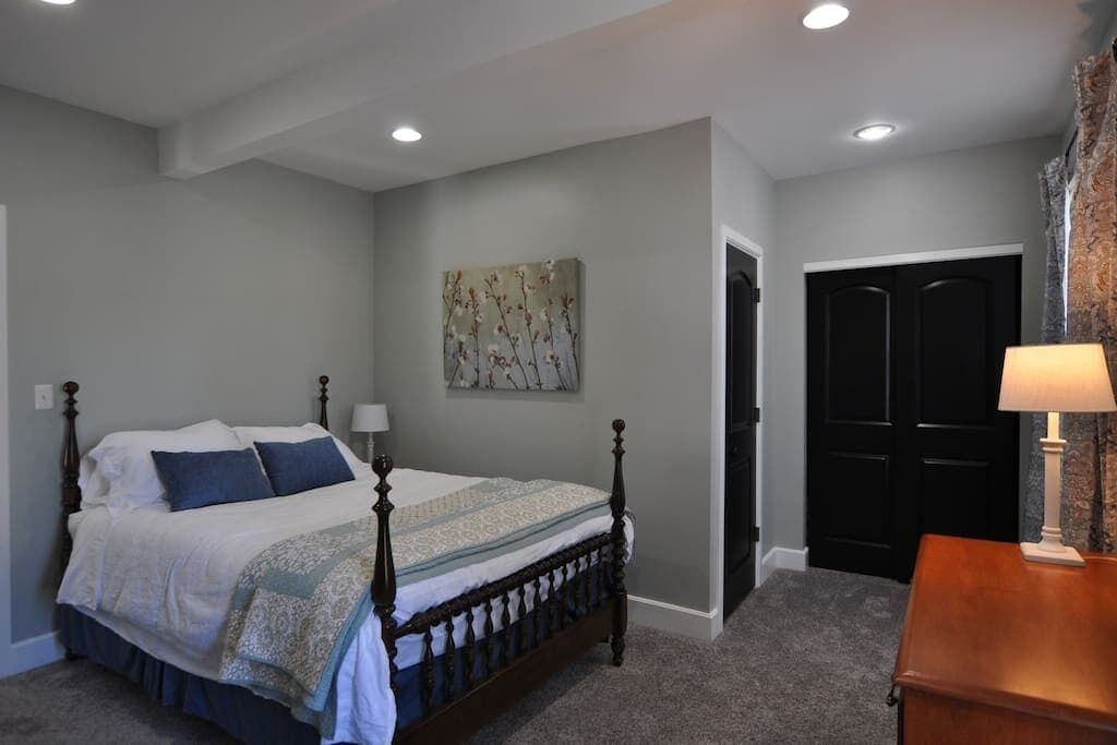 3 habitaciones, tabla de planchar con plancha, wifi y ropa de cama 