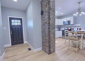 Jääkaappi, mikroaaltouuni, uuni, liesi