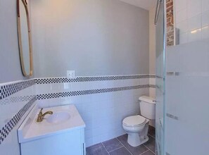 Badewanne, Haartrockner, Handtücher