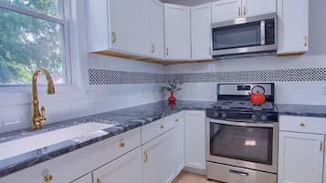 Een koelkast, een microgolfoven, een oven, een kookplaat