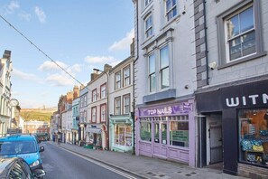 Exterior - Host & Stay | Apartment One, Hudsons Yard House (Whitby)
