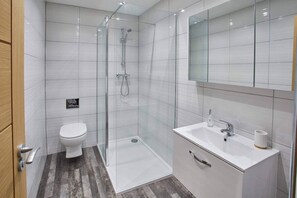 Shower, hair dryer, towels, soap - Host & Stay | Apartment One, Hudsons Yard House (Whitby)