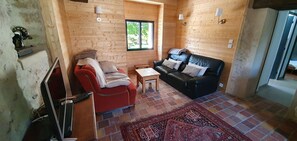 Téléviseur, lecteur de DVD, table de ping-pong, livres