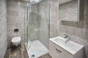 Douche, séchoir à cheveux, serviettes fournies, savon