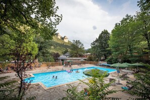 Seasonal outdoor pool, open 9:00 AM to 6:00 PM, pool umbrellas - Huttopia Gorges du Tarn (Massegros Causses Gorges)