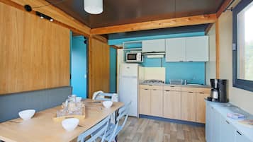 Chalet | Coin cuisine privé | Réfrigérateur, plaque de cuisson, cafetière/bouilloire