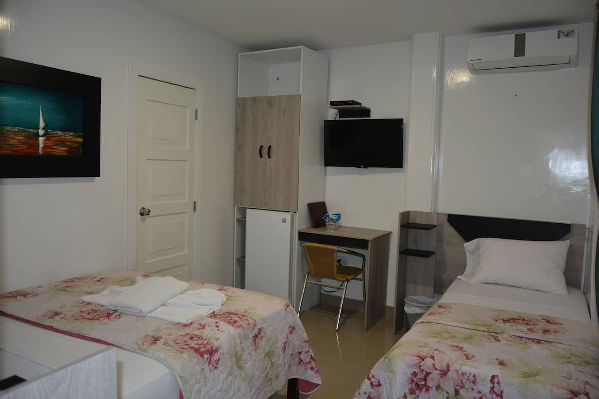 Chambre Double, plusieurs lits | Coffres-forts dans les chambres, Wi-Fi gratuit