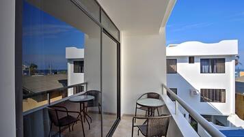 غرفة ديلوكس مزدوجة - سريران مزدوجان | شرفة