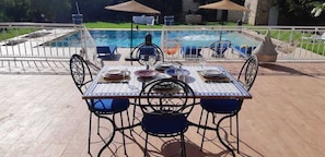 Se sirven desayunos, comidas, cenas y cocina marroquí