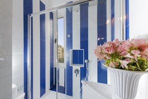 Baignoire, baignoire à remous, séchoir à cheveux, bidet