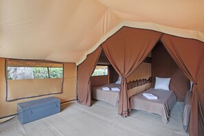 A tented room with two beds, a storage box, and a window. - Huttopia Lac de Carcans (Carcans)